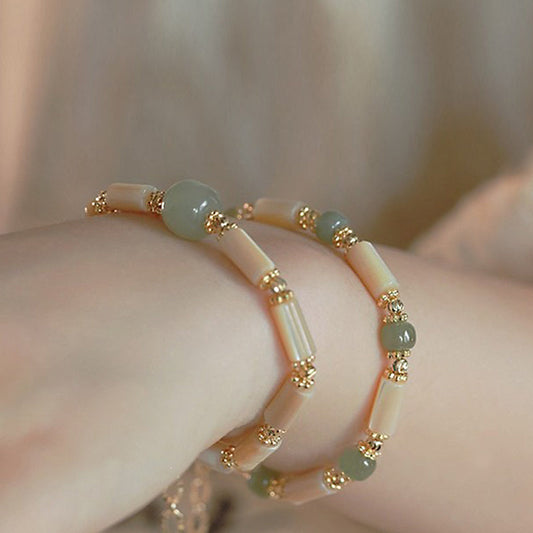 Pulsera con cuentas de jade hetian, piedra Tridacna, chapada en oro de 14 quilates y diseño de bambú. 