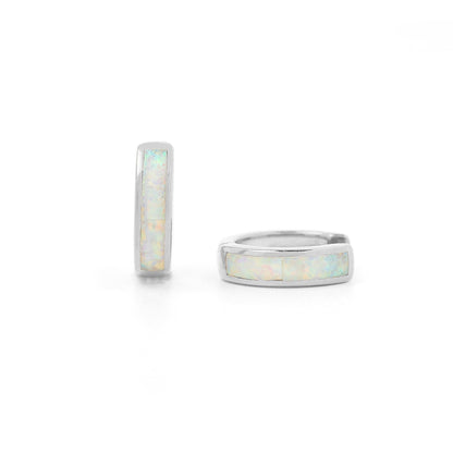Huggie-Ohrringe mit Opal-Inlay