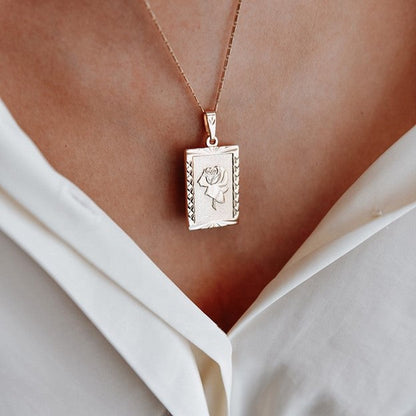 Collar con colgante cuadrado de rosa