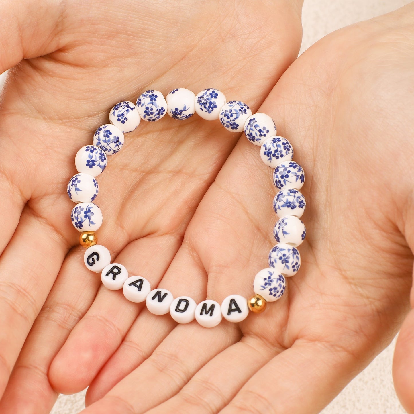 Blaues Porzellan-Armband mit Blumenperlen für Mama und Oma