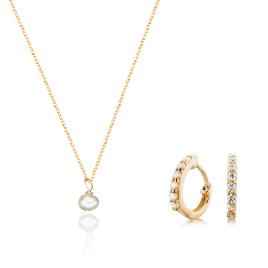 Geschenkset mit goldenen Huggies im Diamant-Stil und einer einzelnen Perlenkette