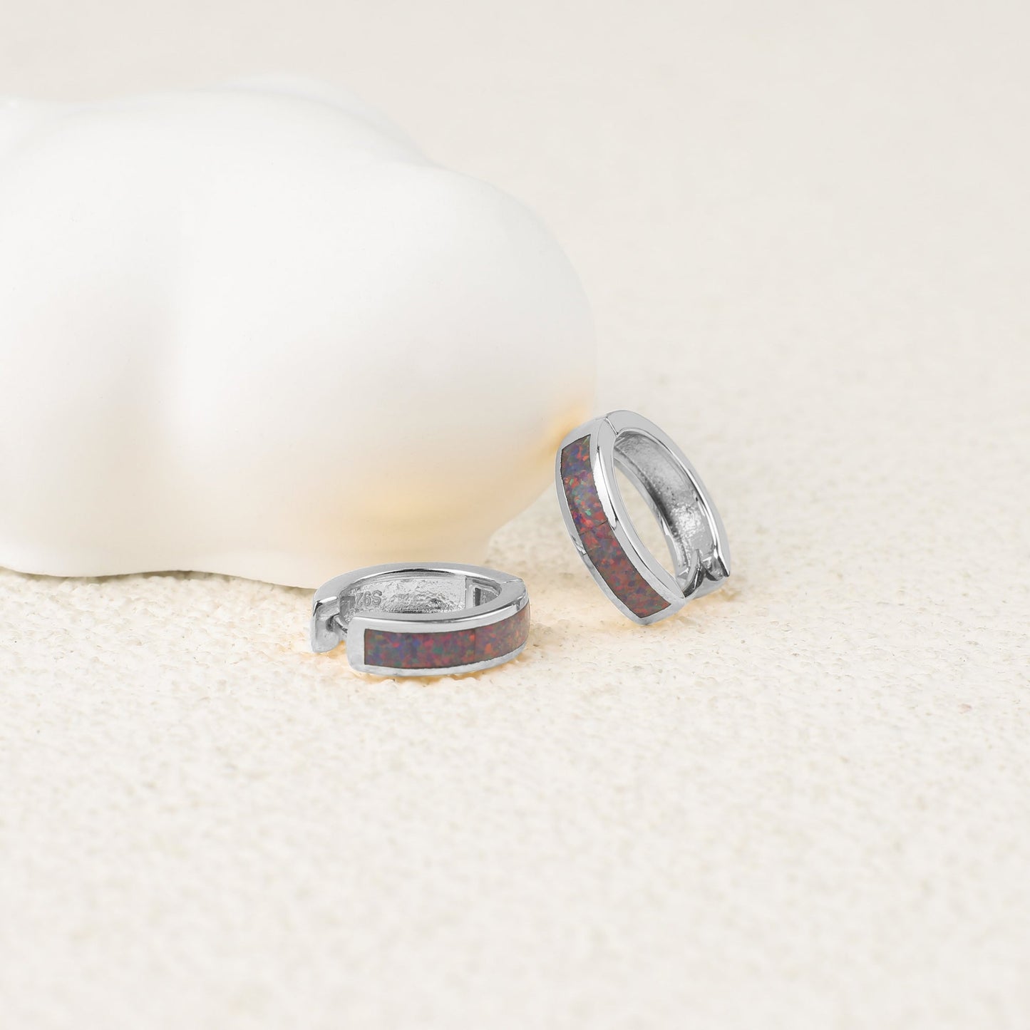 Huggie-Ohrringe mit Opal-Inlay