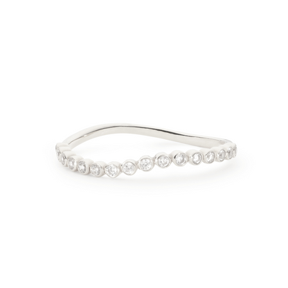 Silberner Ring im Wellen-Diamant-Stil
