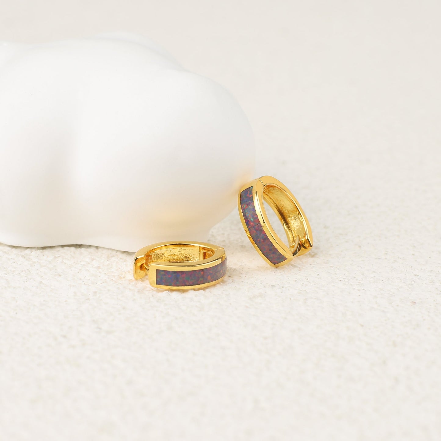 Huggie-Ohrringe mit Opal-Inlay