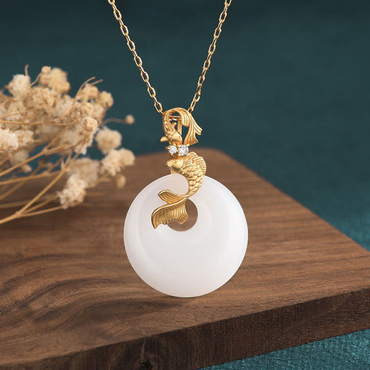 Buddha Stones Halskette mit Anhänger aus weißer Jade mit Koi-Fisch