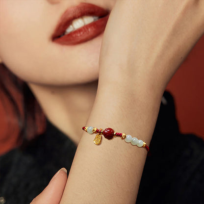 Pulsera de hilo rojo de la suerte con jade cinabrio y carácter Fu de Buda, chapada en oro de 24 quilates