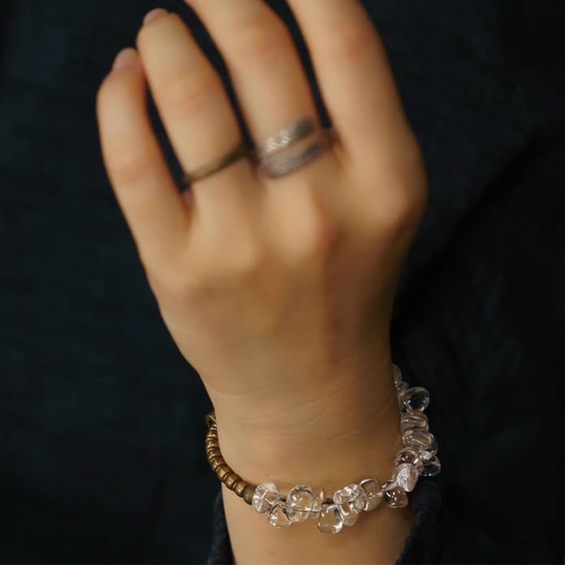 Pulsera de cobre con cristales blancos irregulares y piedras de Buda 