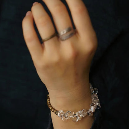 Pulsera de cobre con cristales blancos irregulares y piedras de Buda 