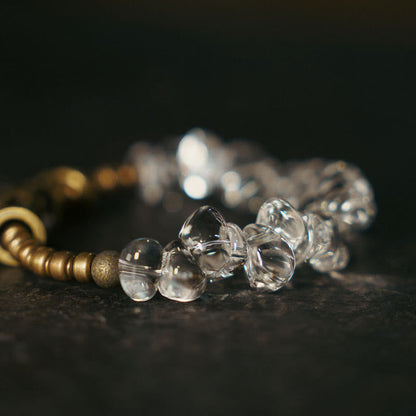 Pulsera de cobre con cristales blancos irregulares y piedras de Buda 