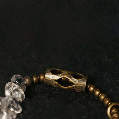Pulsera de cobre con cristales blancos irregulares y piedras de Buda 
