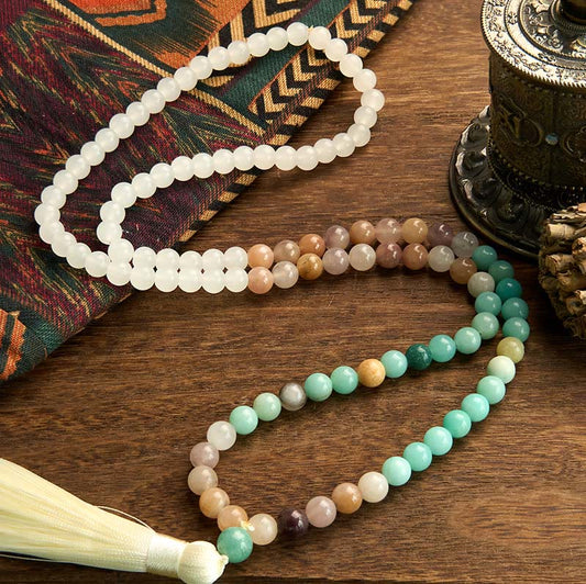 Pulsera curativa con 108 cuentas de mala de jade blanco natural y amazonita con borla blanca