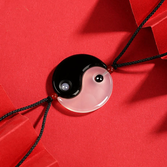 Collar con colgante de pareja de la fortuna con diagrama de Yin Yang, ónix negro y ágata blanca y piedras de Buda