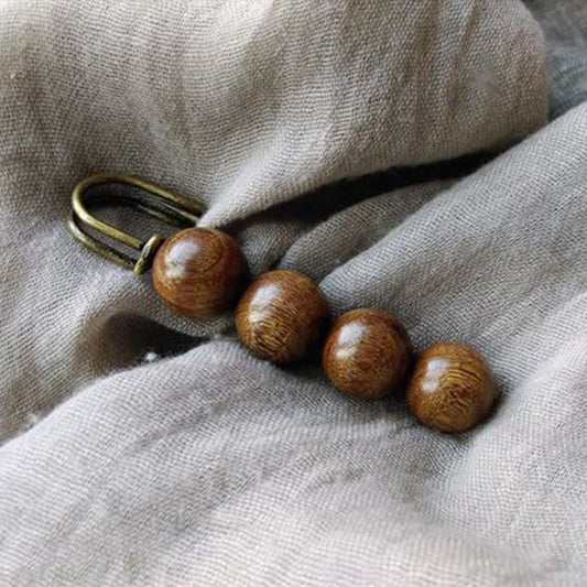 Broche curativo con cuentas de peltogyne, agathis alba, sándalo y madera de ébano de Buda