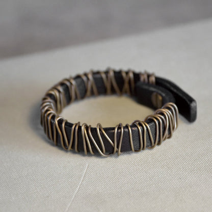 Pulsera de equilibrio con piedras de Buda, cuero vintage, cobre, latón y alambre enrollado