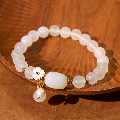 Pulsera de la suerte con flor de perla y ágata blanca de Buddha Stones