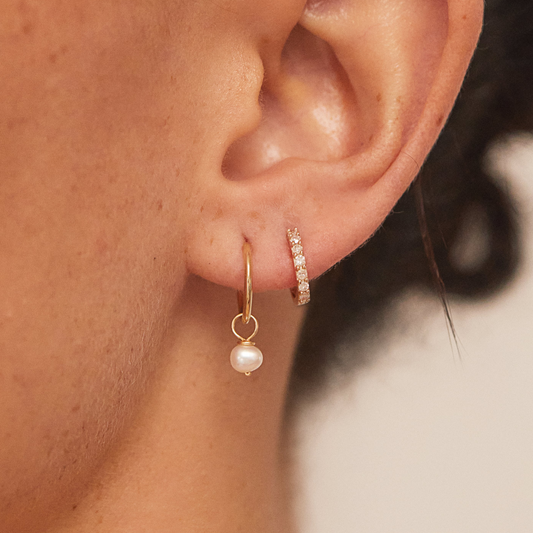 Geschenkset mit silbernen Creolen im Diamant-Stil und kleinen Perlen
