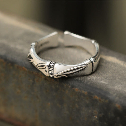 Anillo ajustable de cobre con diseño de bambú y piedras de Buda para la suerte y la riqueza.