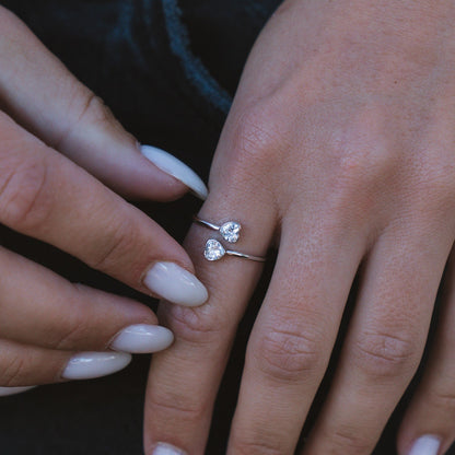 Anillo envolvente con piedra de nacimiento de corazón