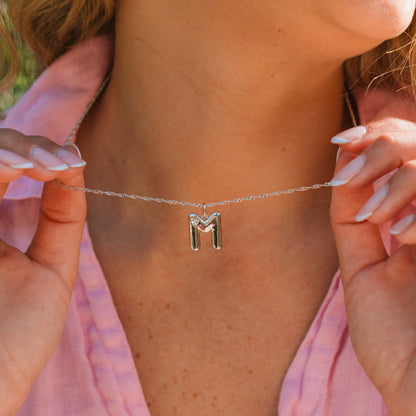 Collar con inicial de letra burbuja