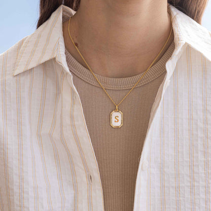 Collar con inicial de nácar