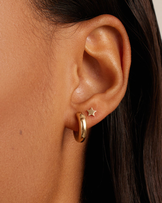 Pendientes Lou Huggies de oro de 14 quilates