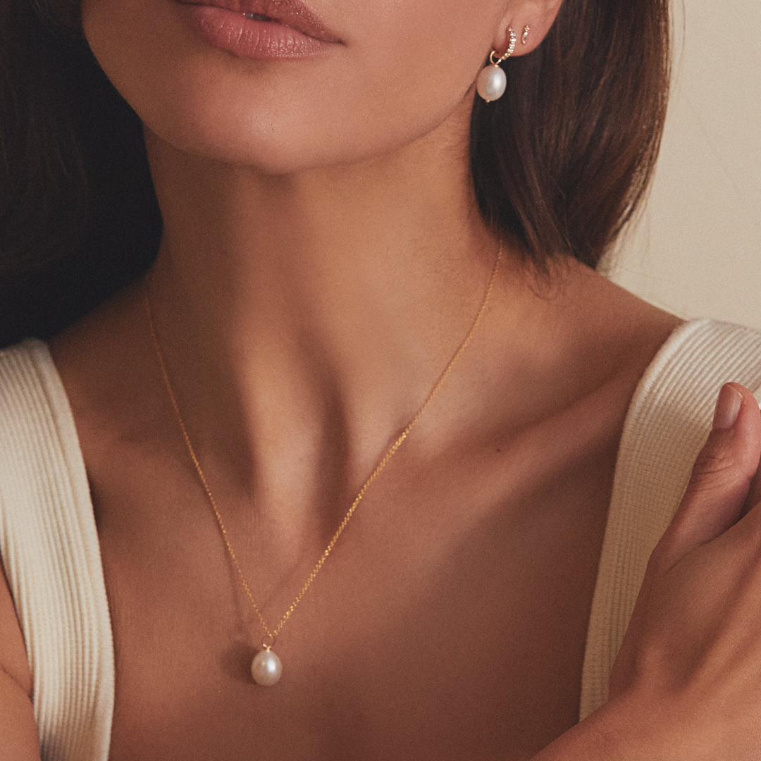 Conjunto de regalo de aros Huggies con perla plateada y collar de perlas grandes