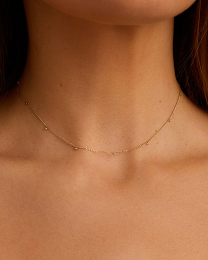 Flatterhalsband mit Diamantpunkten