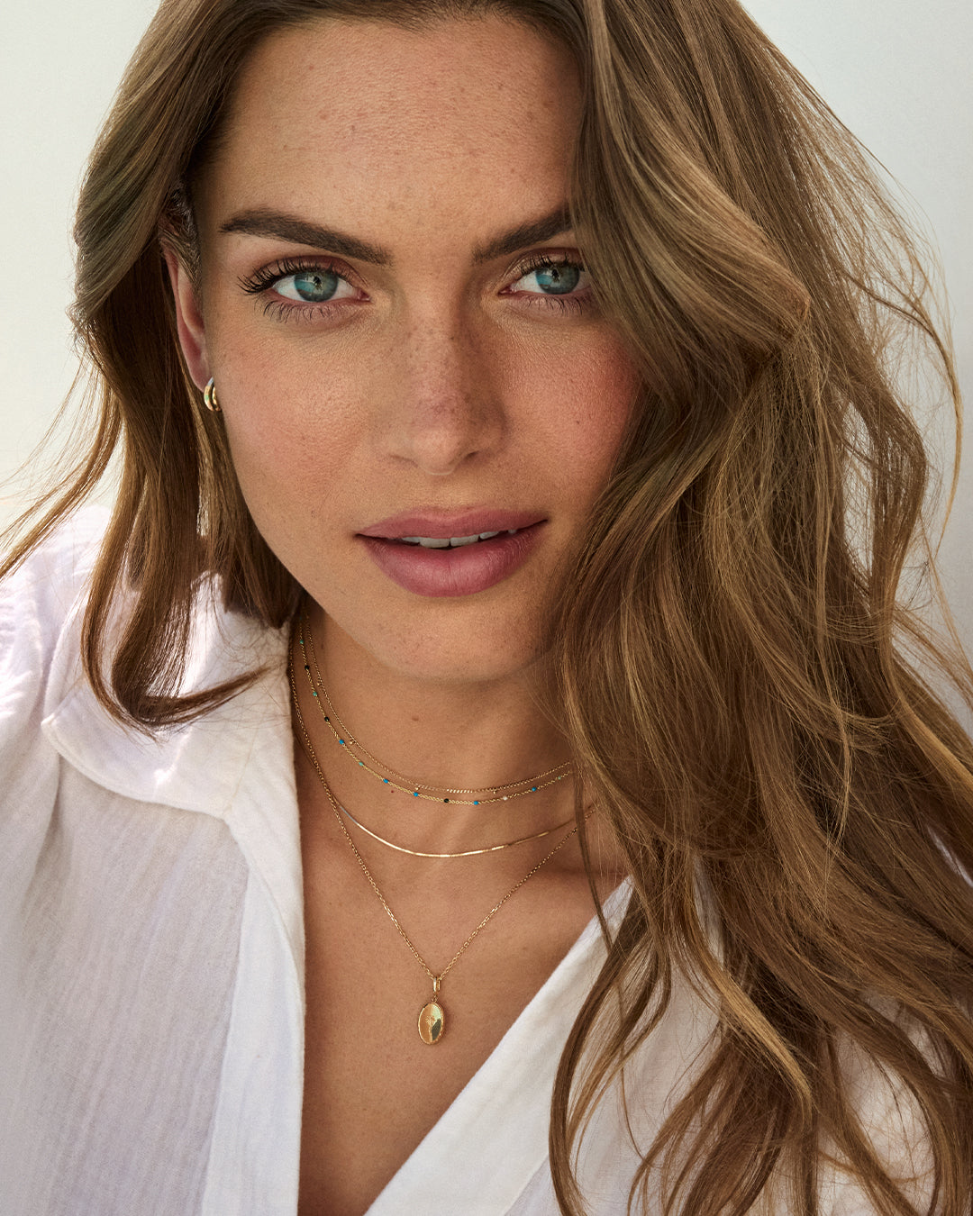 Flatterhalsband mit Diamantpunkten