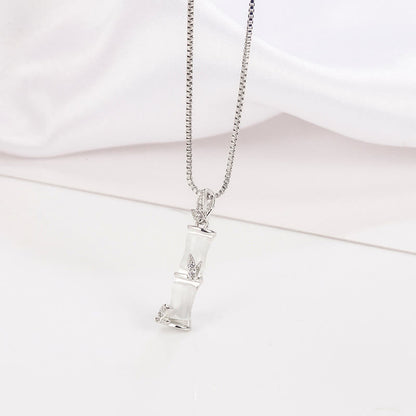 Collar con colgante de armonía con diseño de bambú y calcedonia de piedras de Buda