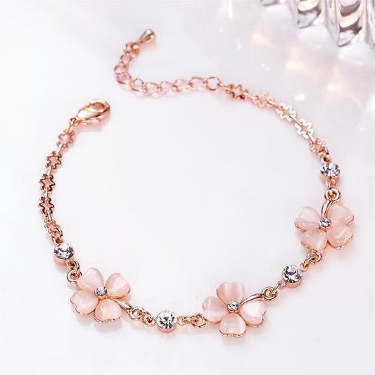 Buddha Stones Armband mit rosa Kristallen und vierblättrigem Kleeblatt
