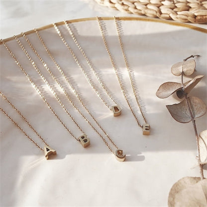 Collar con inicial pequeña 