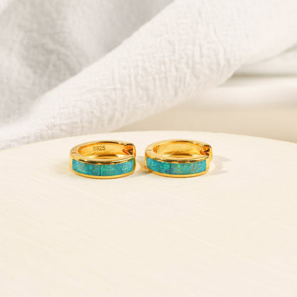 Huggie-Ohrringe mit Opal-Inlay