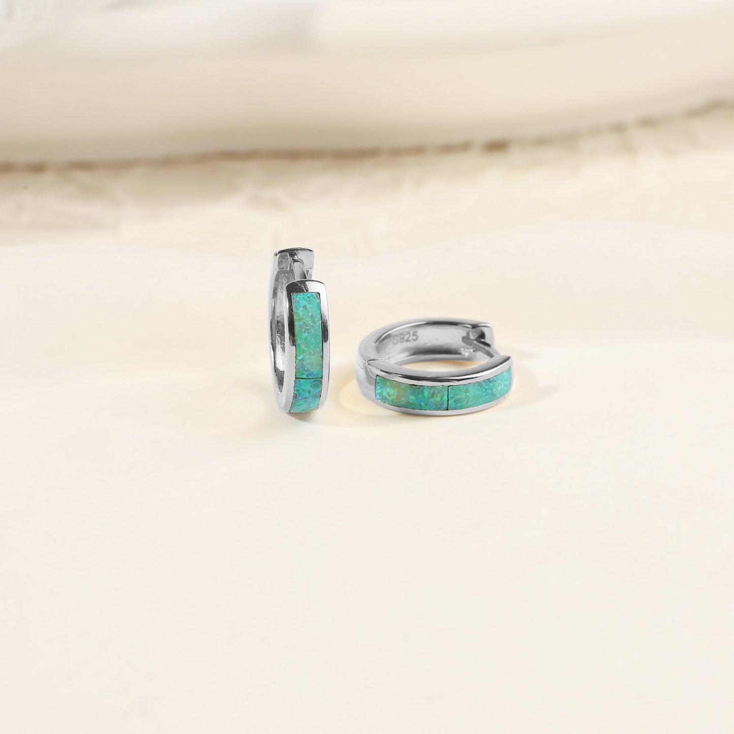 Huggie-Ohrringe mit Opal-Inlay