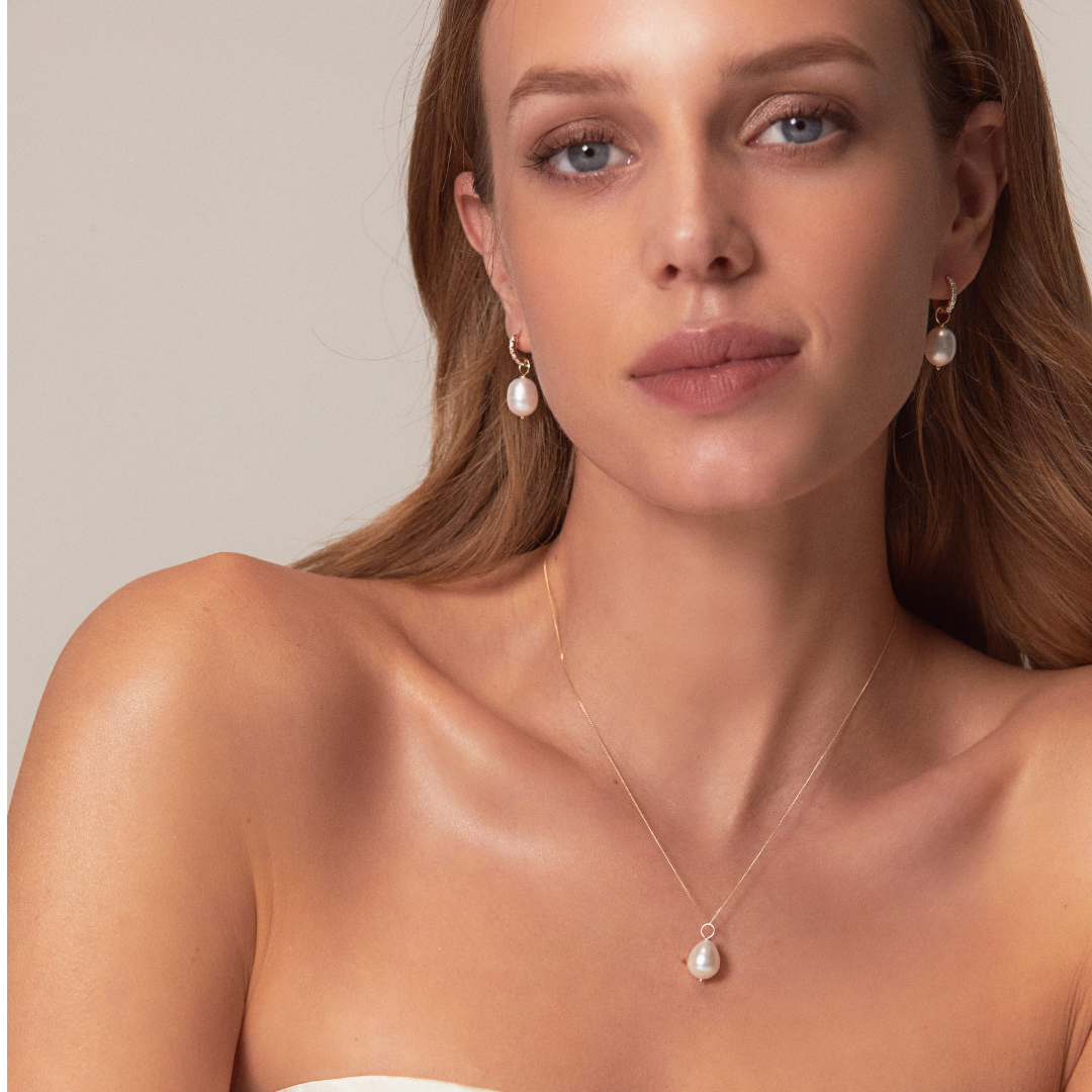 Conjunto de regalo de aros huggies con perla dorada y collar de perlas grandes