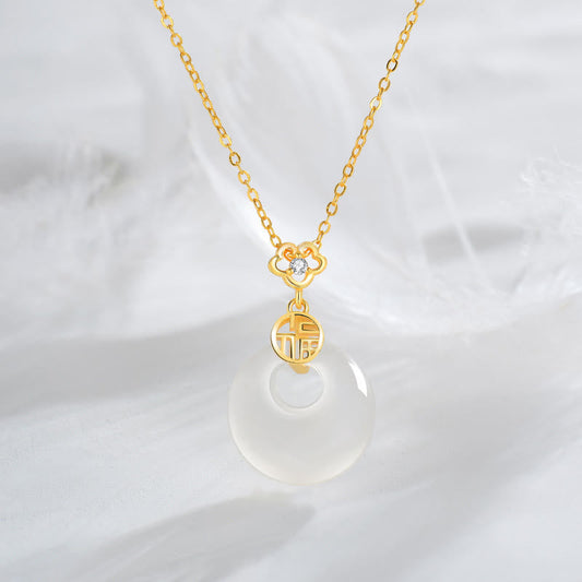 Collar con colgante de piedra de Buda en plata de ley 925 con ágata blanca y símbolo de la suerte.