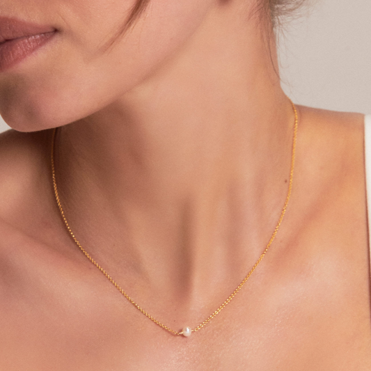 Geschenkset mit goldener Halskette und Armband mit einer Perle