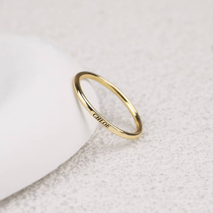 Stapelbarer Namensring aus Sterlingsilber mit flacher Oberseite und superkleinem Ring