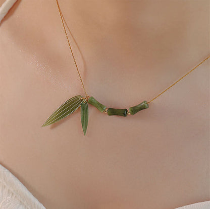 Collar con colgante de riqueza con diseño de hojas de bambú y jade y piedras de Buda