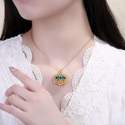Collar con colgante de cobre de la suerte con nubes auspiciosas del Tíbet y piedras de Buda