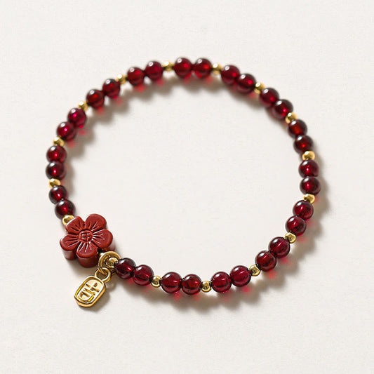 Pulsera Buddha Stones de oro de 14 quilates con flor de cinabrio y granate natural.