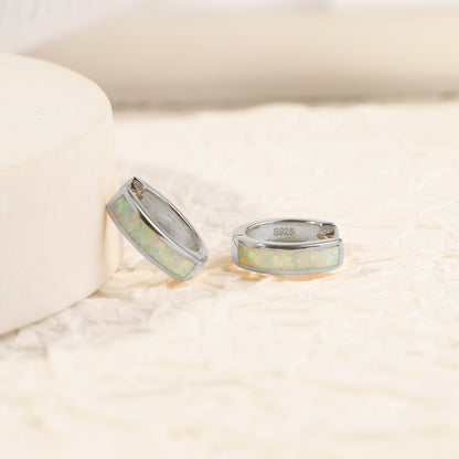 Huggie-Ohrringe mit Opal-Inlay