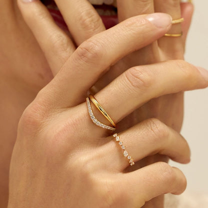 Anillo curvo de oro con diamantes