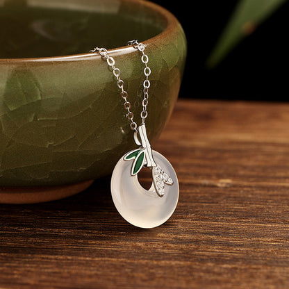 Collar con colgante de plata de ley 925 con piedras de Buda, calcedonia natural, hoja de bambú y hebilla de paz.