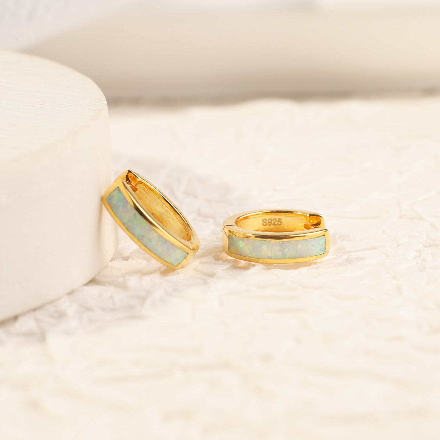 Huggie-Ohrringe mit Opal-Inlay