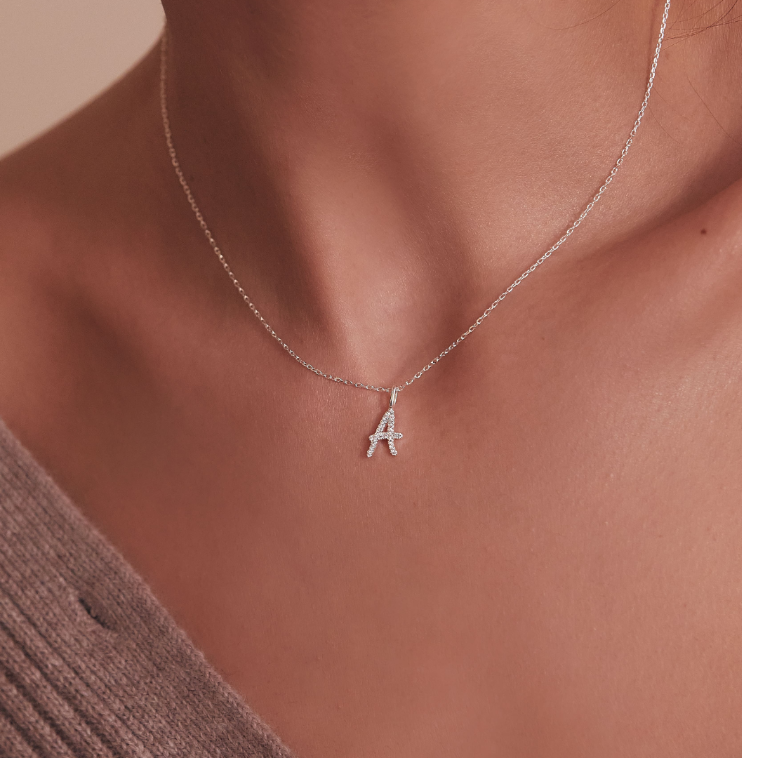 Silberner individueller gebogener Initialen-Anhänger im Diamant-Stil