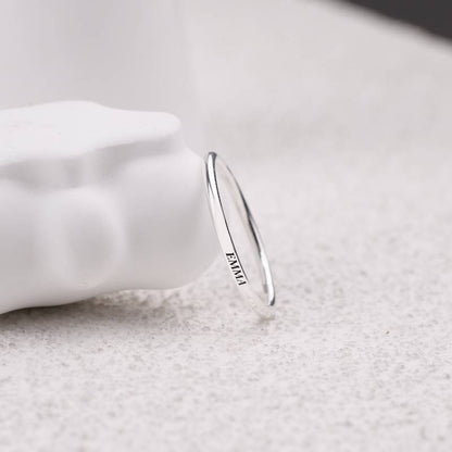 Stapelbarer Namensring aus Sterlingsilber mit flacher Oberseite und superkleinem Ring