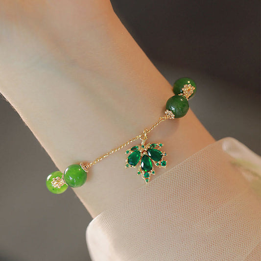 Pulsera Buddha Stones con hoja de arce y calcedonia verde bañada en oro de 14 k, que expresa coraje y fuerza. 