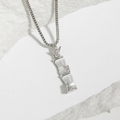Collar con colgante de armonía con diseño de bambú y calcedonia de piedras de Buda