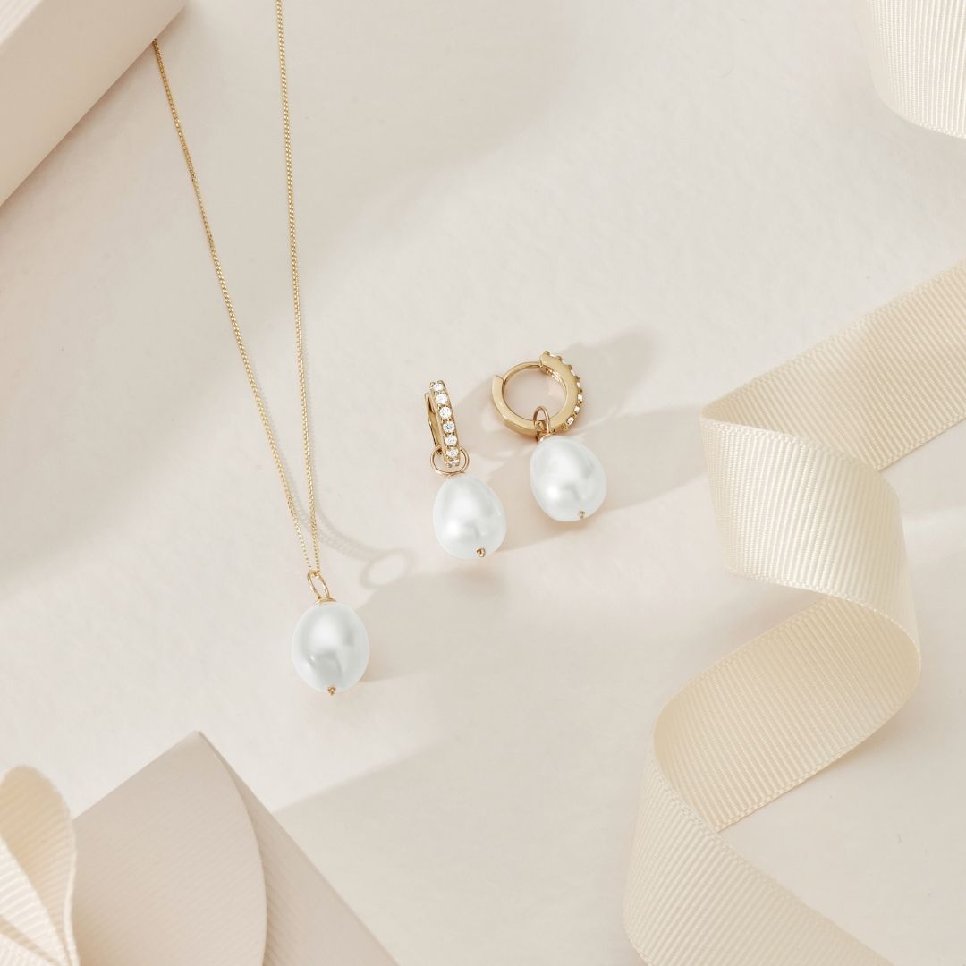 Conjunto de regalo de aros huggies con perla dorada y collar de perlas grandes
