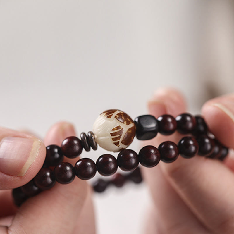 Pulsera de doble vuelta con protección tallada con semillas de bodhi de loto y sándalo rojo y hojas pequeñas de Buda